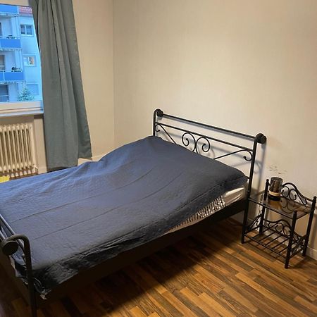 Graues Zimmer In Wohnung Mit Balkon Gelnhausen Exterior foto